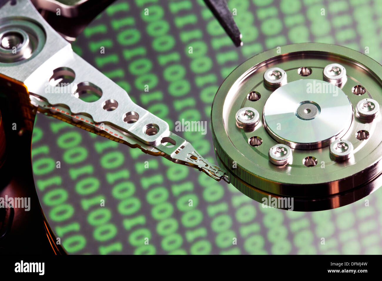 Disque dur avec un code binaire Banque D'Images