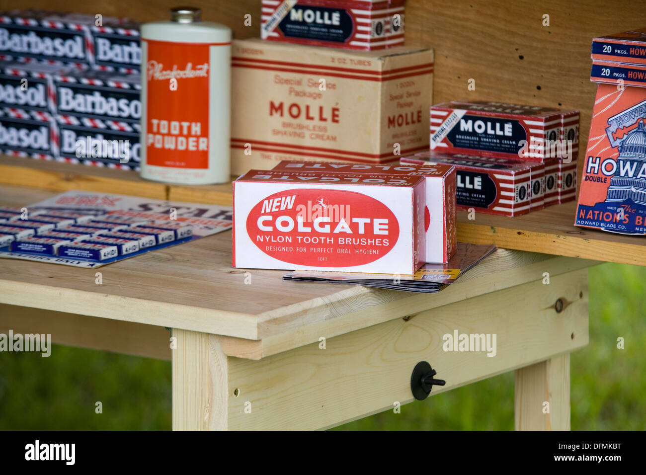 Véhicule militaire britannique et de reconstitution historique dans la bataille à la victoire de l'armée à Cosby les rations Store Banque D'Images
