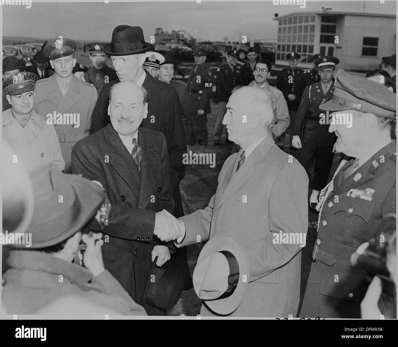 Photographie du Premier ministre britannique Clement Attlee serrant la main avec le secrétaire d'État James Byrnes à son... 199245 Banque D'Images