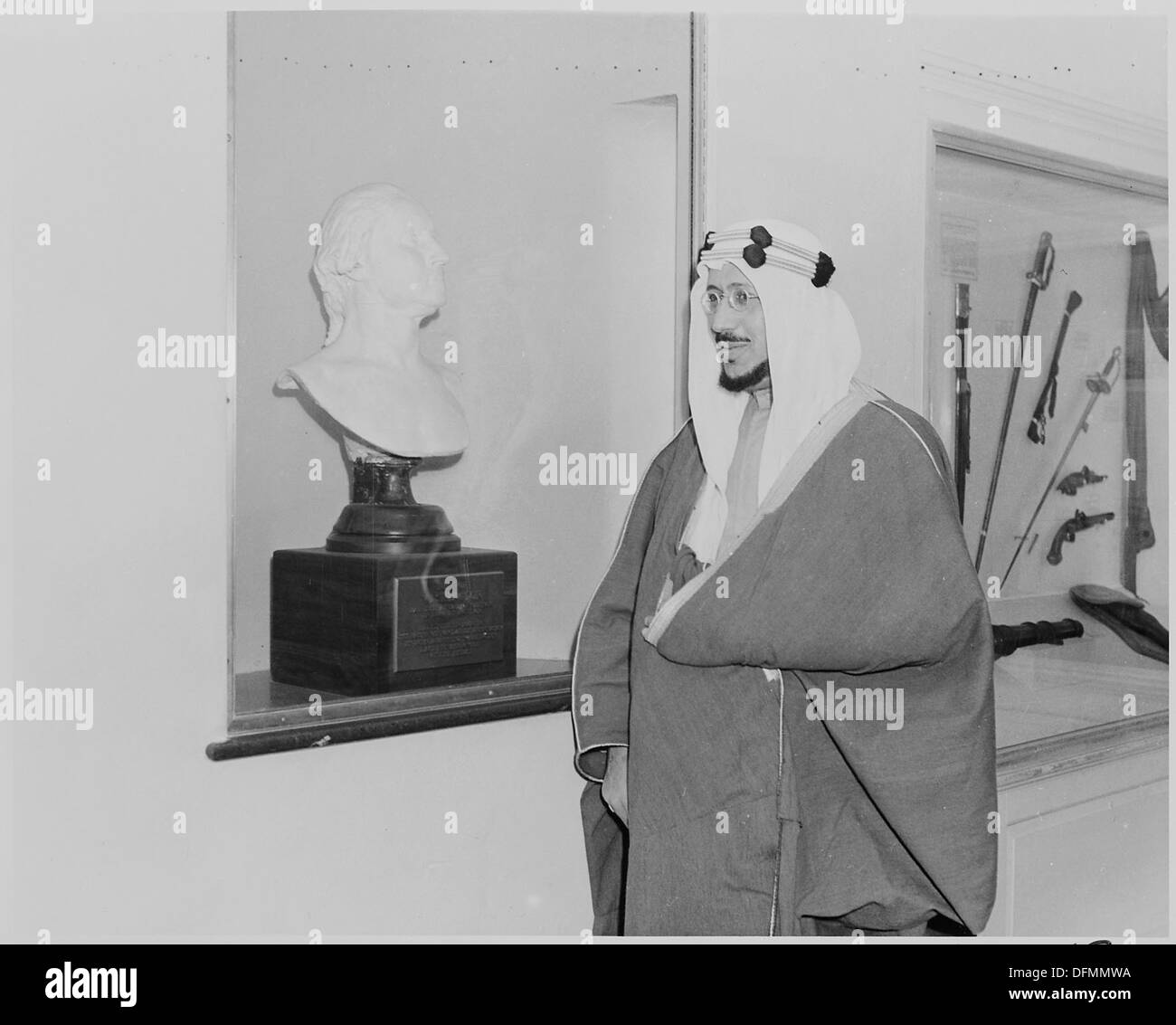 Photographie d'Amir le Prince Saud d'Arabie saoudite, de toute évidence, l'examen de pièces au cours d'une visite à George... 199524 Banque D'Images