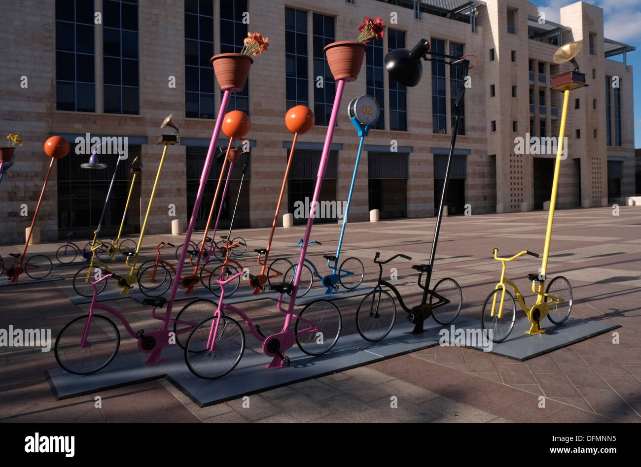 Music machine pédales vélos dans un centre d'activités en plein air en face de maison communale dans l'ouest de Jérusalem Israël Banque D'Images