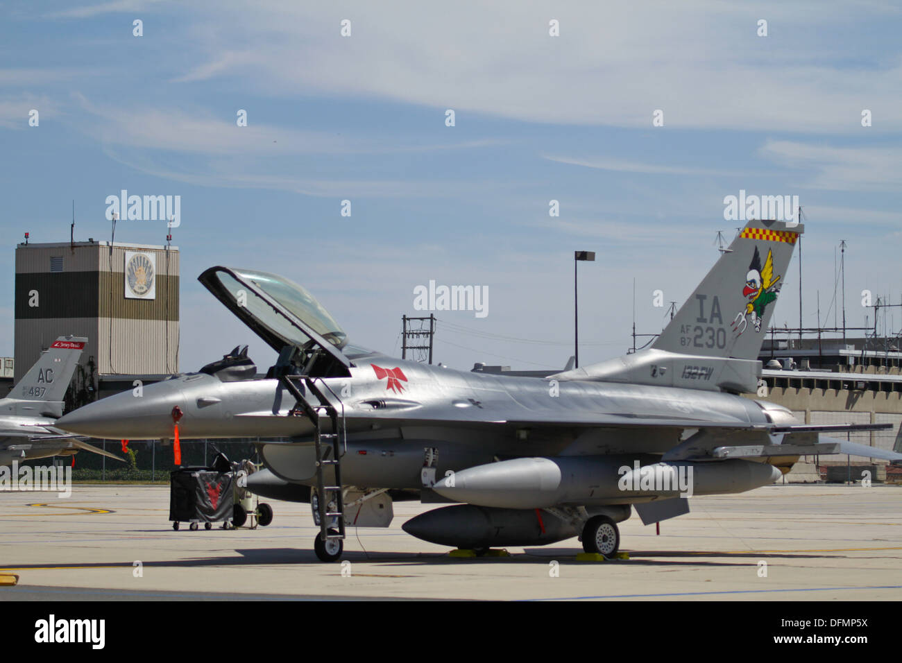 Un U.S. Air Force F-16C Fighting Falcon Jet de commandement de la Garde nationale aérienne de l'Iowa's 132e Escadre de chasse 'Hawkeyes' décoré avec un arc est arrivé à la New Jersey Air National Guard's 177e Escadre de chasse 'Jersey Devils' sur Septembre 25 dans le cadre d'un 'bigmouth' Banque D'Images