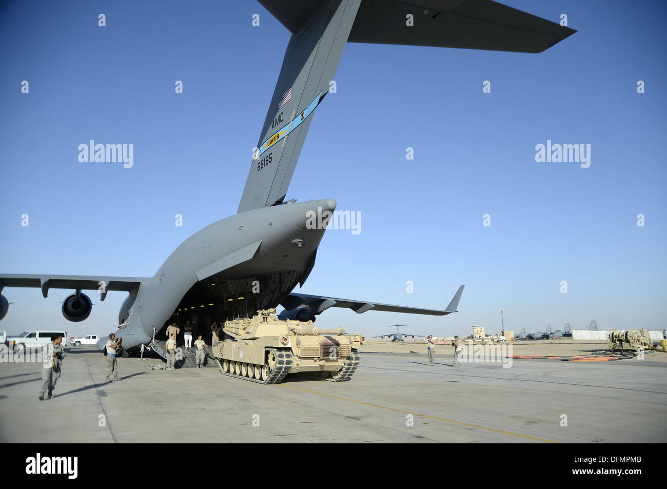 Les membres de la 386e Escadre expéditionnaire de la surveiller la décharger d'un M1 Abrams tank à partir d'un C-17 Globemaster III ici, le 26 septembre Banque D'Images