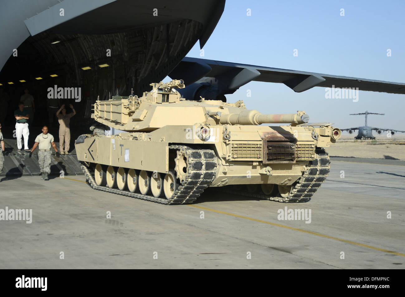 Les membres de la 386e Escadre expéditionnaire de la surveiller la décharger d'un M1 Abrams tank à partir d'un C-17 Globemaster III ici, le 26 septembre Banque D'Images