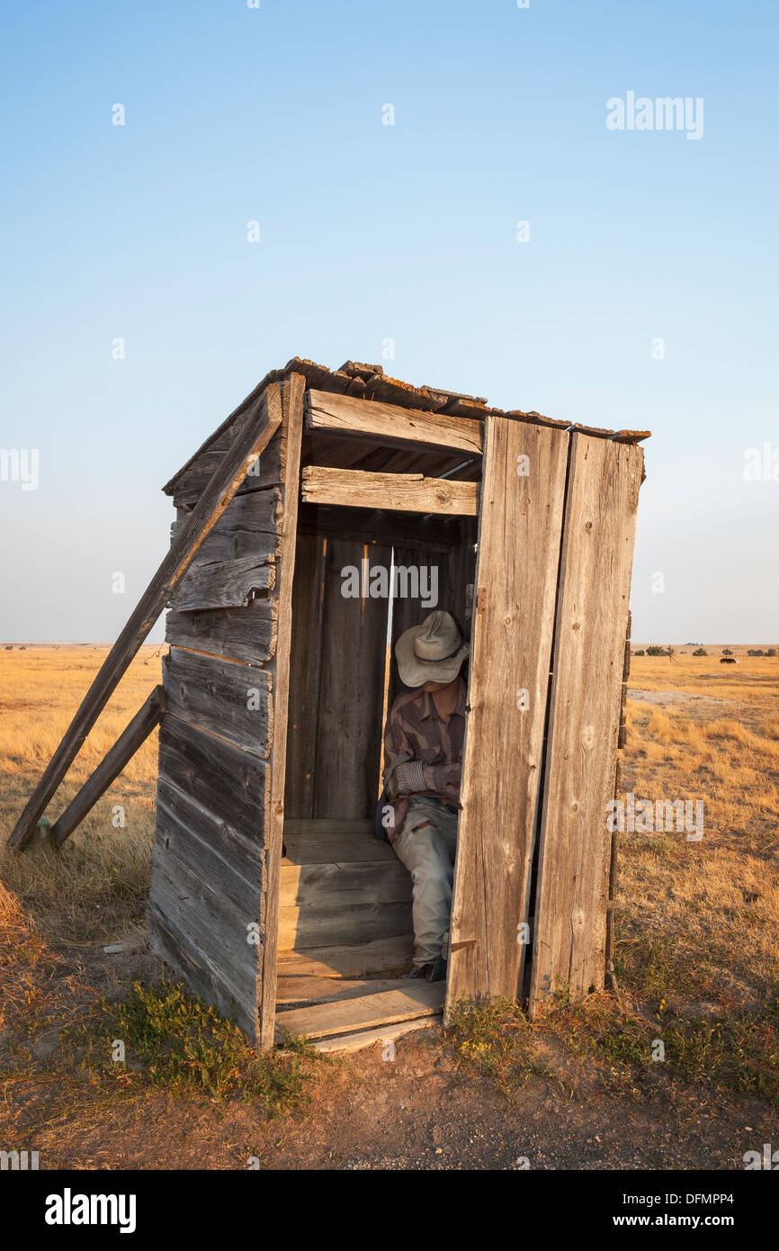 Mannequin assis en vieux bois outhouse, Dakota du Sud Banque D'Images