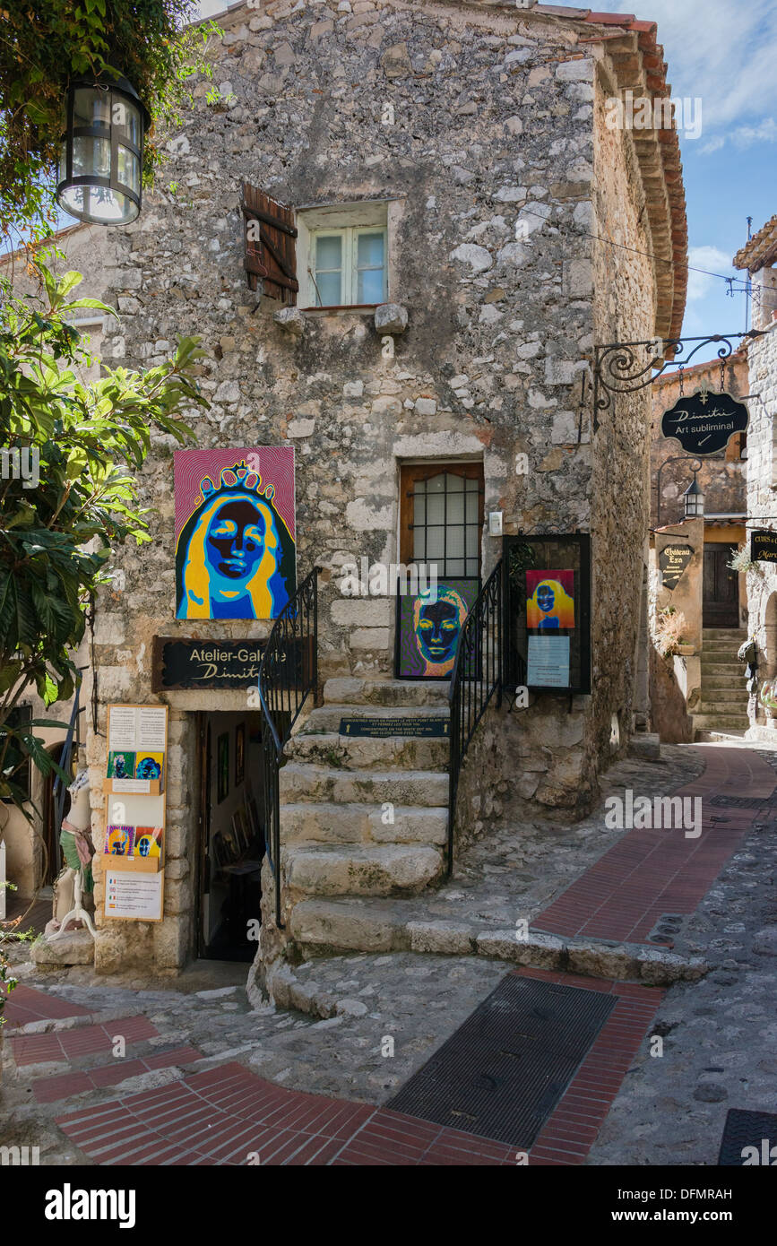 Galerie d'art dans le village médiéval d'Èze dans le sud-est de la France. Banque D'Images