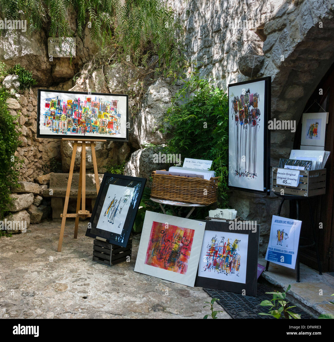 Galerie d'art dans le village médiéval d'Èze dans le sud-est de la France. Banque D'Images