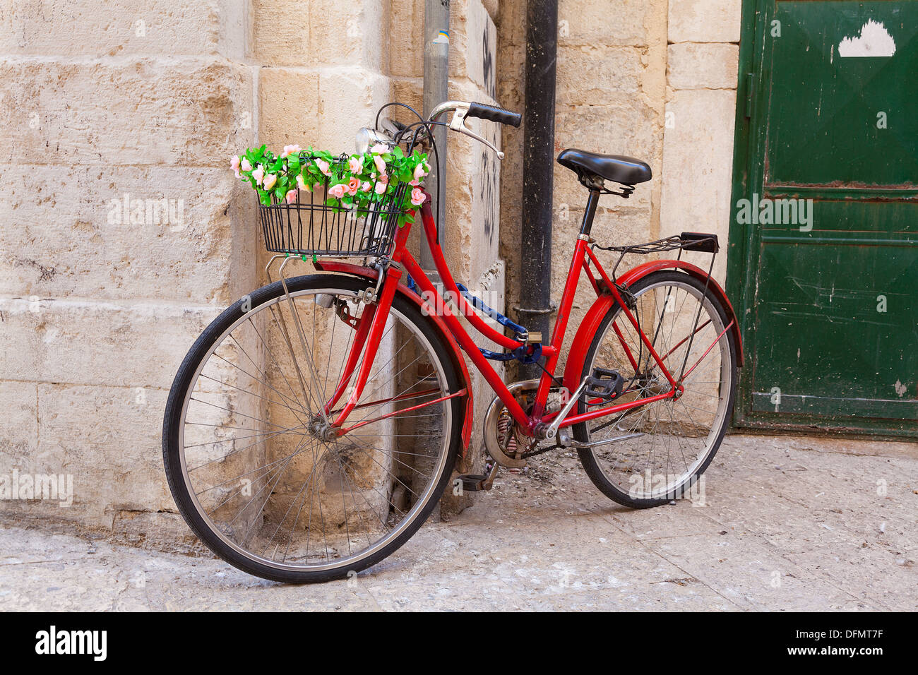Vélo avec panier Banque de photographies et d'images à haute résolution -  Alamy