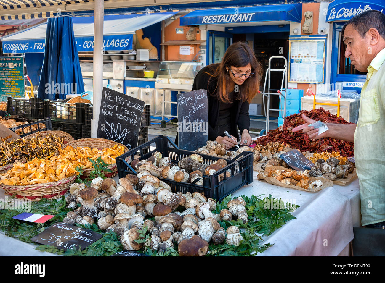 Les champignons (cèpes) à vendre dans le marché aux fleurs Cours Saleya à Nice Banque D'Images