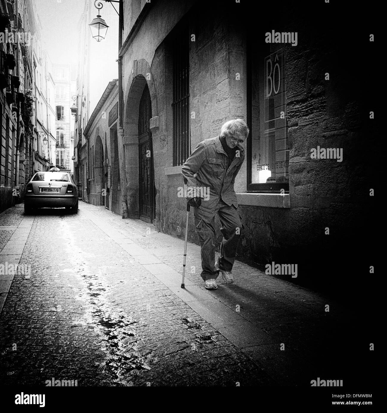 Boiteux marcher dans le 10e arrondissement de Paris, photographiés avec sténopé Banque D'Images