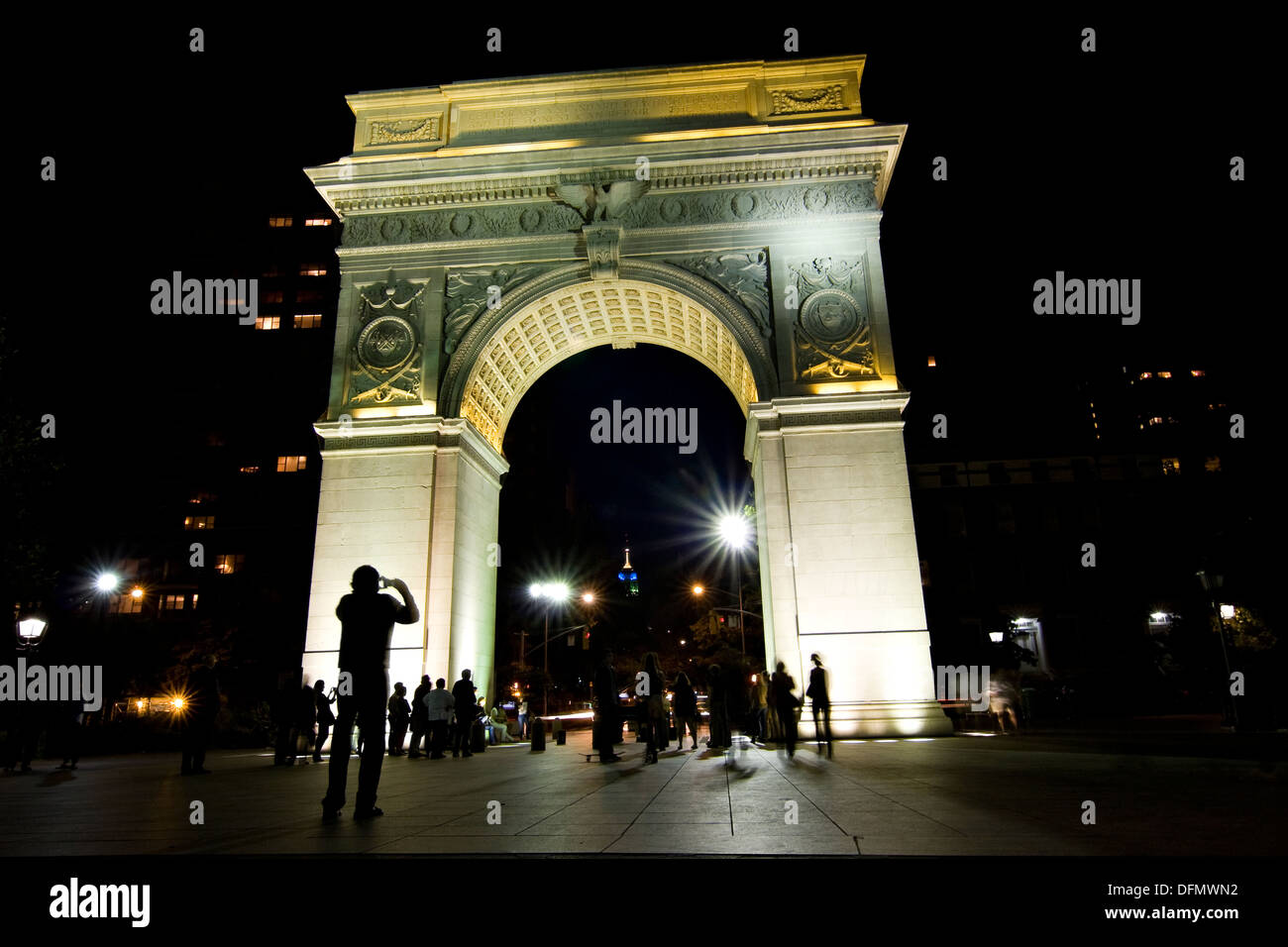 L'homme de prendre une photo de la ville de New York Washington Square Arch éclairés la nuit, par l'intérieur du parc de Washington Square Banque D'Images