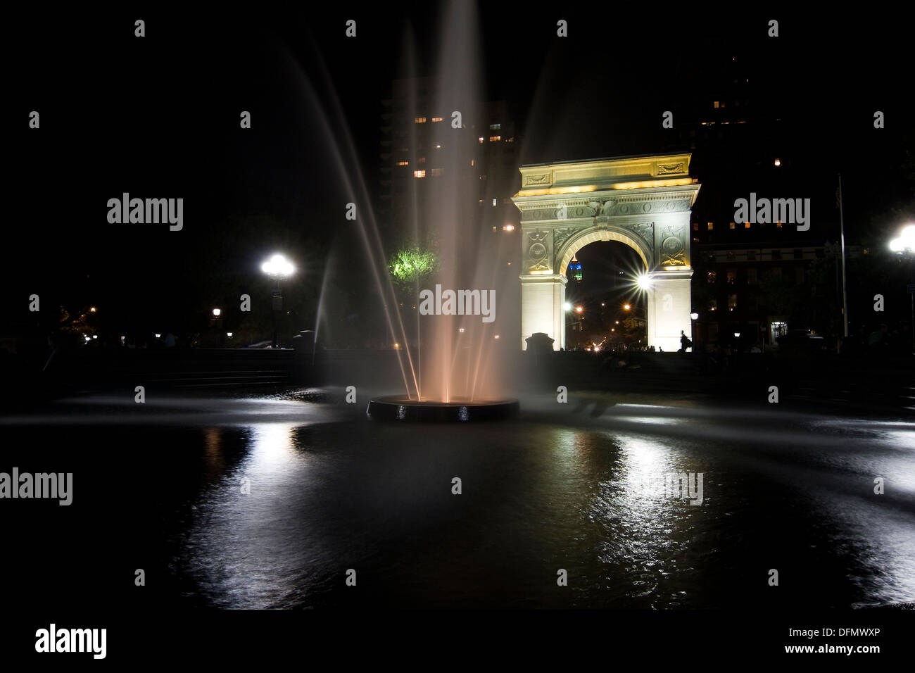 New York City's Washington Arch et fontaine illuminée la nuit comme vu de l'intérieur de Washington Square Park Banque D'Images