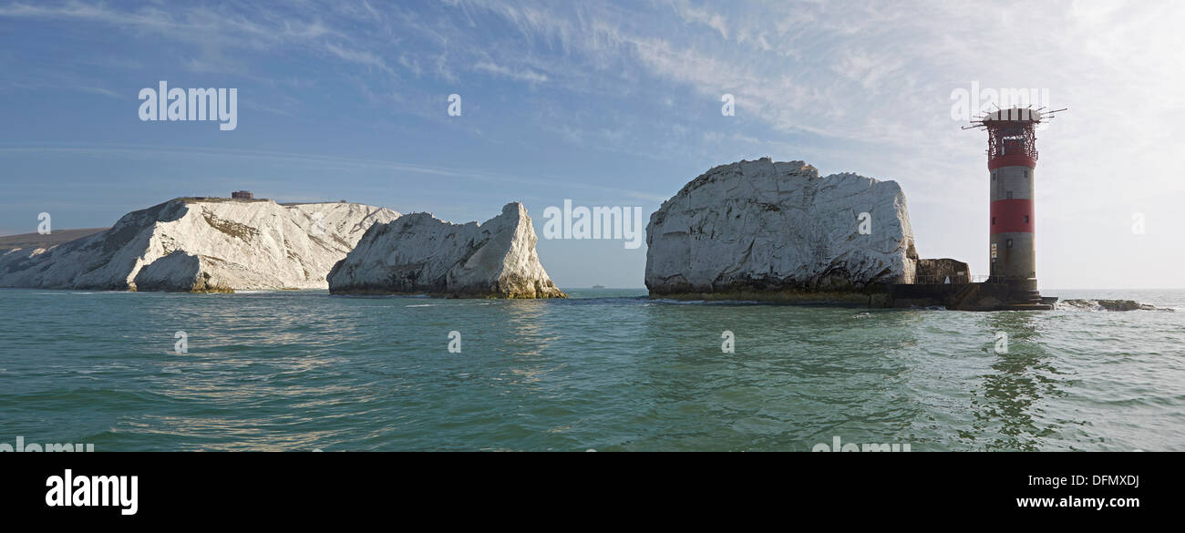 Île de Wight les aiguilles rocks phare et batterie de tir avec le bateau à vapeur Waverley dans le panorama à distance Banque D'Images