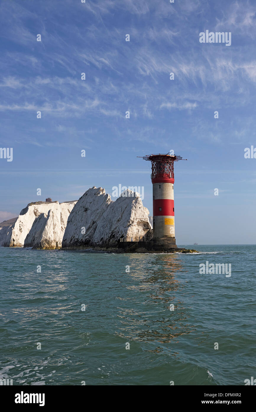 Île de Wight les aiguilles rocks phare et batterie de tir avec le bateau à vapeur Waverley dans la distance Banque D'Images