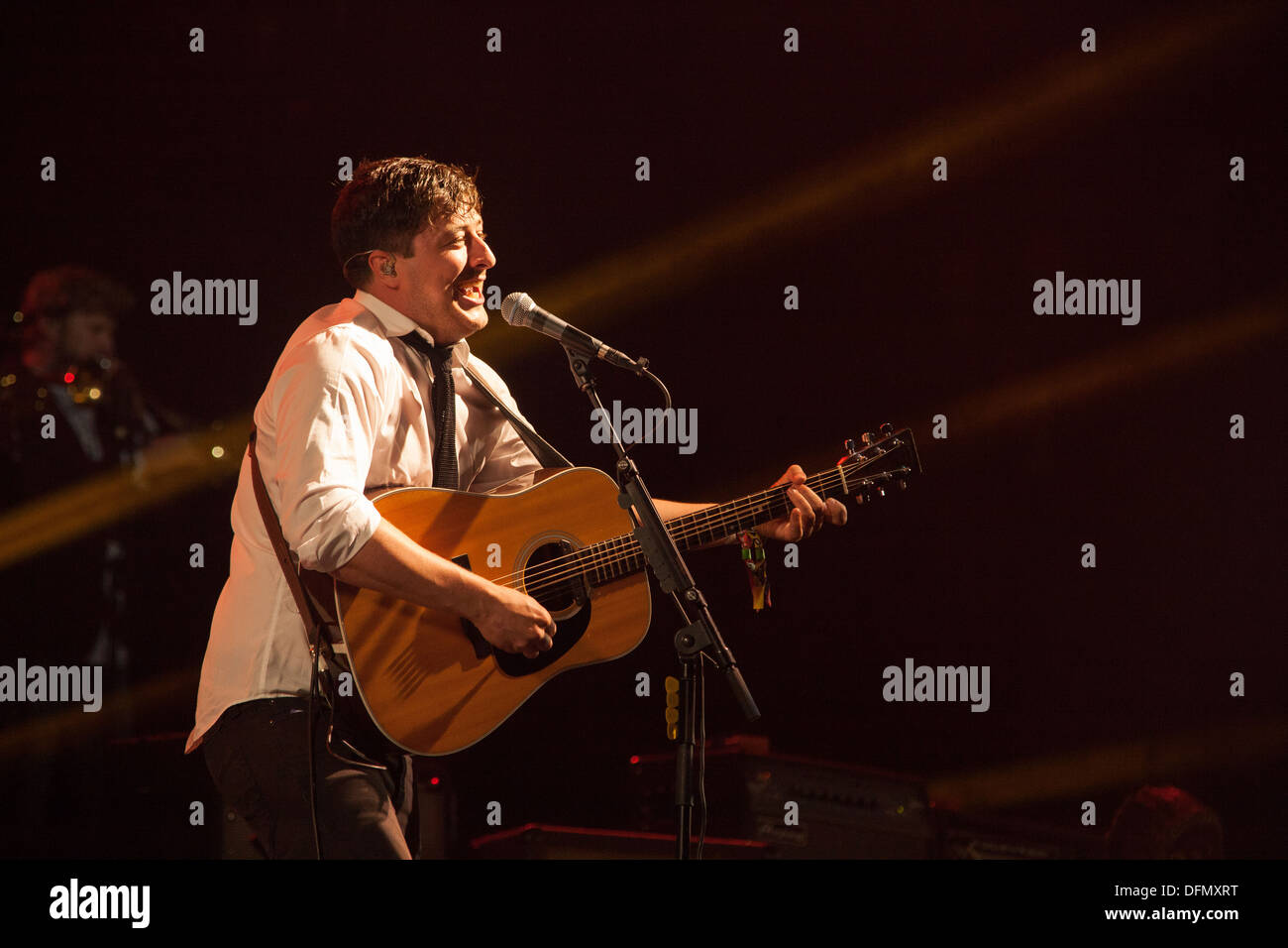 Mumford and Sons d'effectuer sur la pyramide la scène du festival de Glastonbury 2013. Banque D'Images