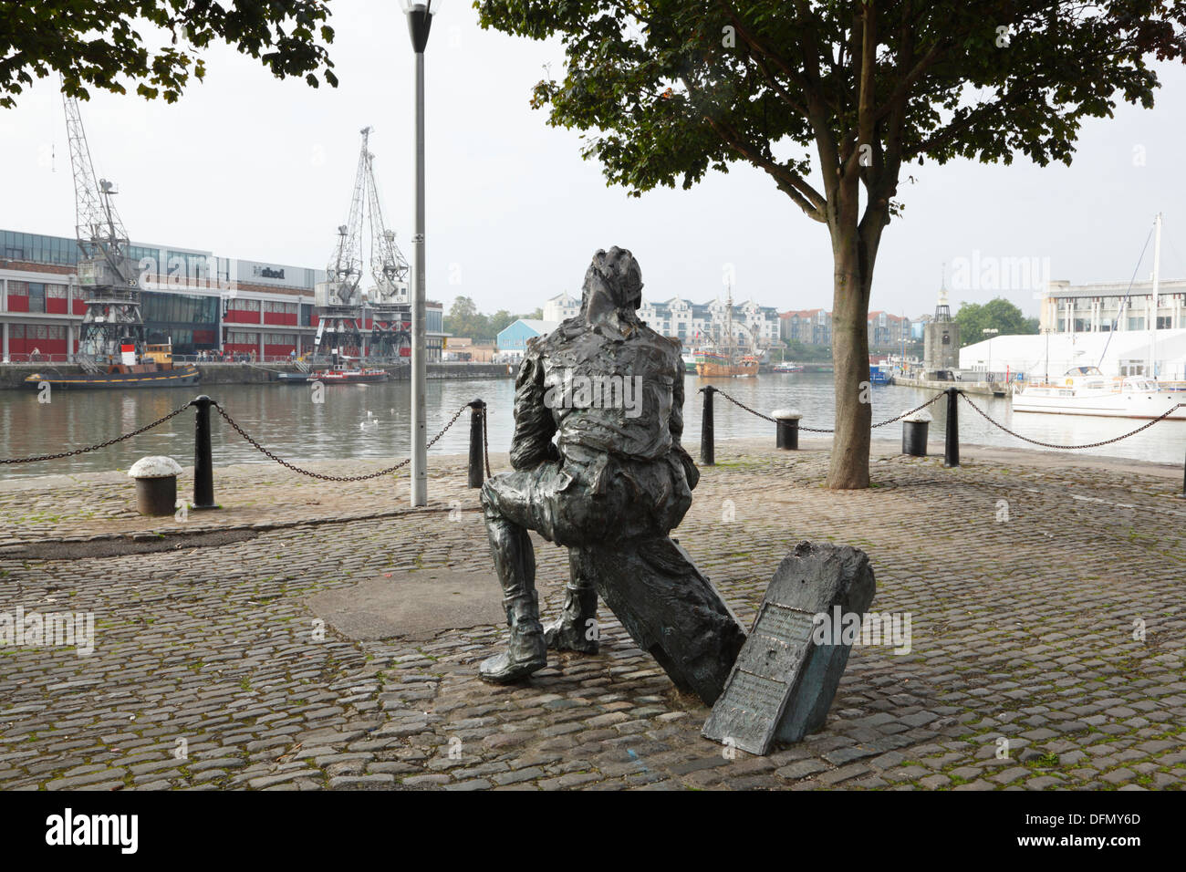 Statue de Jean Cabot sur le Harbourside en regardant vers le hangar et m le Matthew (réplique de son navire). Bristol. L'Angleterre. UK. Banque D'Images