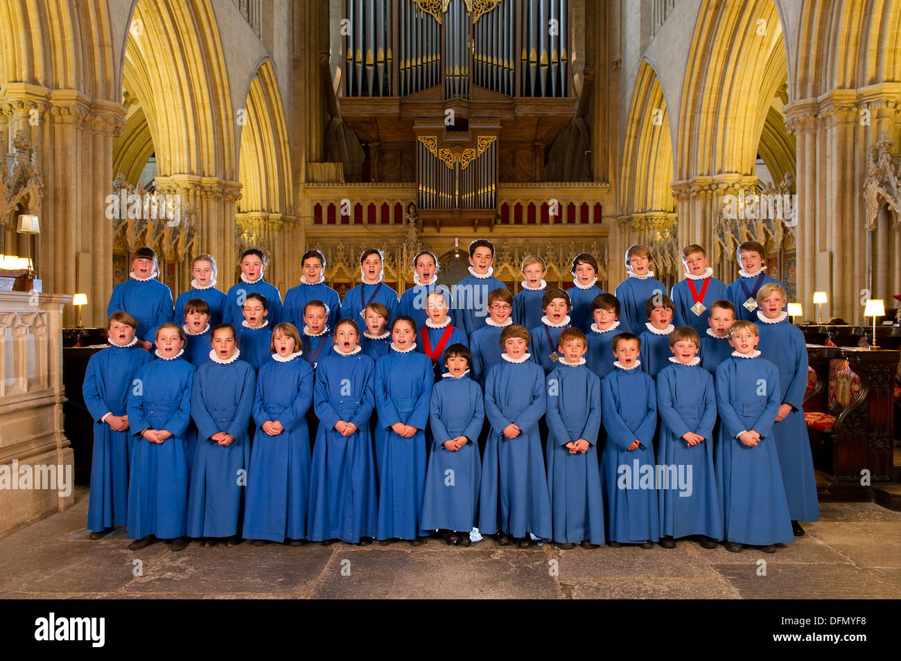 Wells Cathedral School choristes dans le coeur de la cathédrale de Wells, puits, UK Banque D'Images