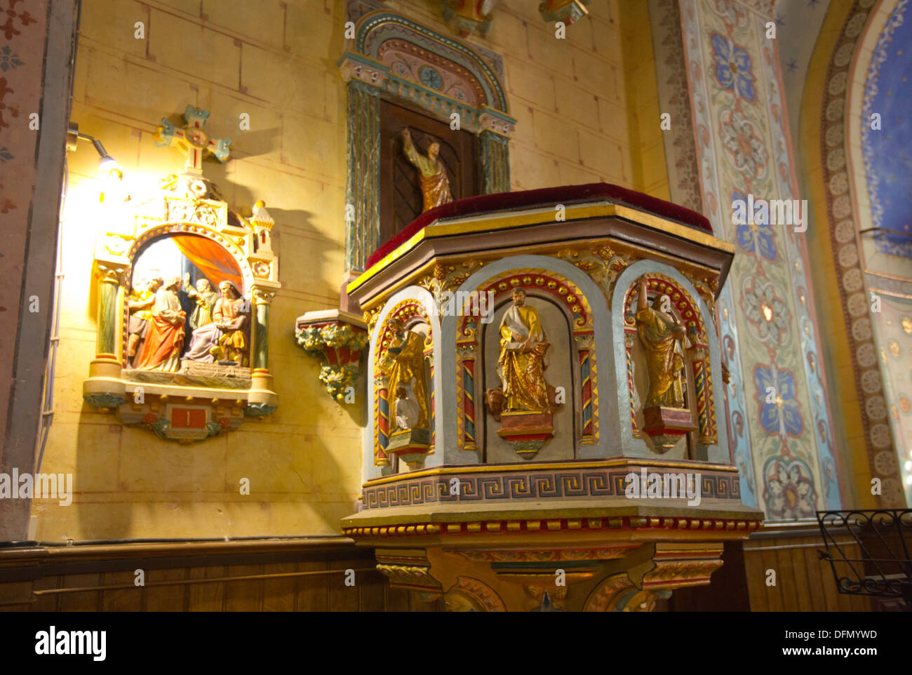 Intérieur de l'église de Sainte Marie Madeleine à Rennes-le-Château, Aude, Languedoc, France. Banque D'Images