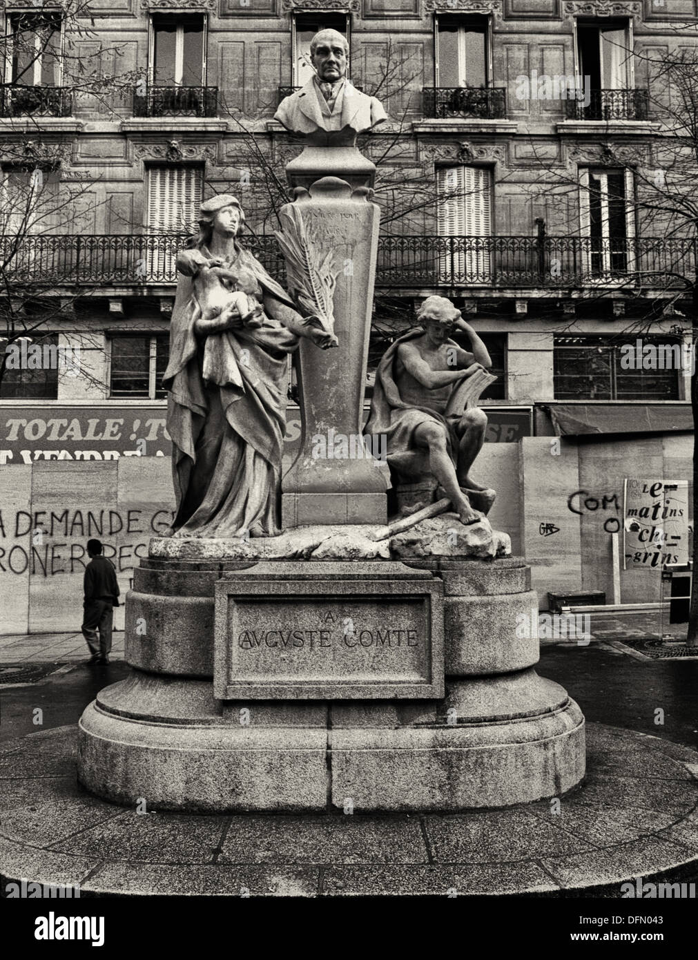 Monument de philosophe le positivisme Auguste Comte à la place de la Sorbonne, Paris Banque D'Images
