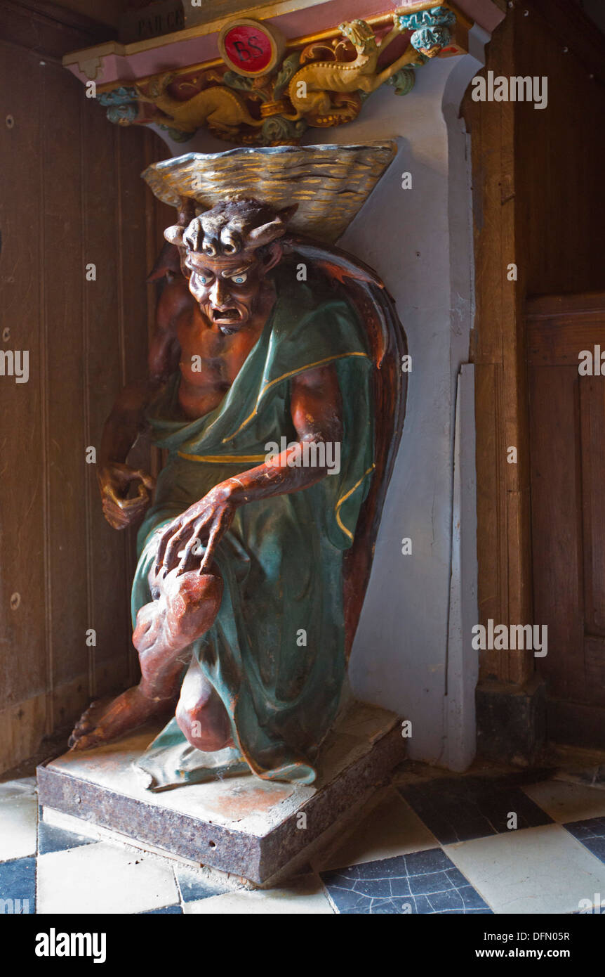 La figure d'un diable soutenant le bénitier à l'église de Sainte Marie Madeleine à Rennes-le-Château, Aude, Languedoc Banque D'Images