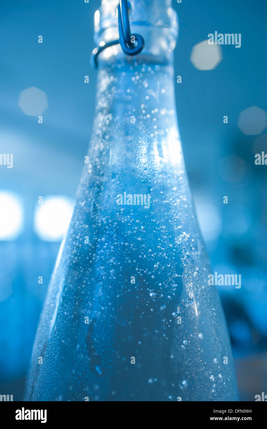 Condensation de l'eau sur une bouteille d'eau froide dans un restaurant  Photo Stock - Alamy