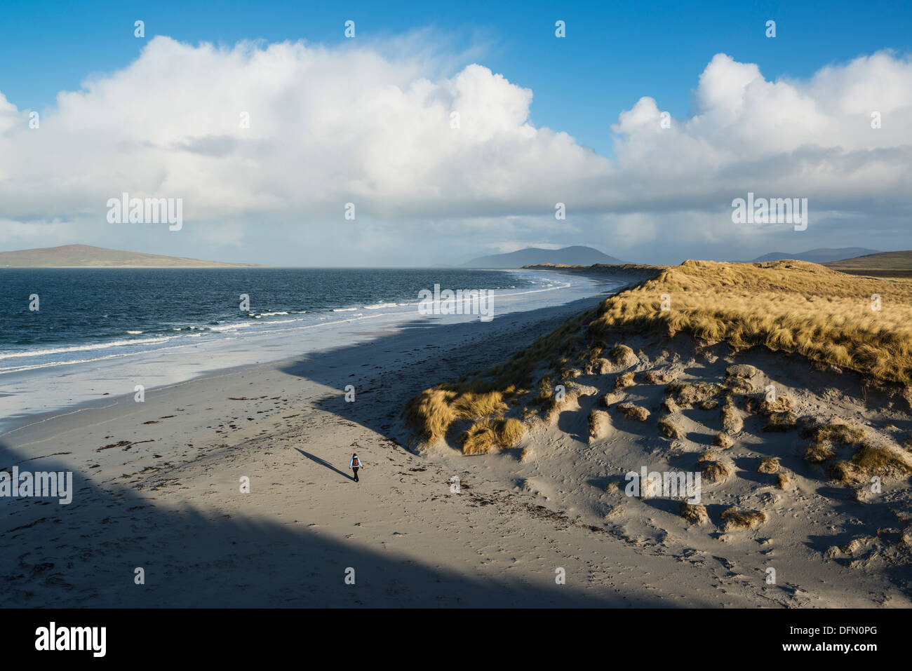 Femme marche sur la plage ouest, Berneray, Hébrides extérieures, en Écosse Banque D'Images