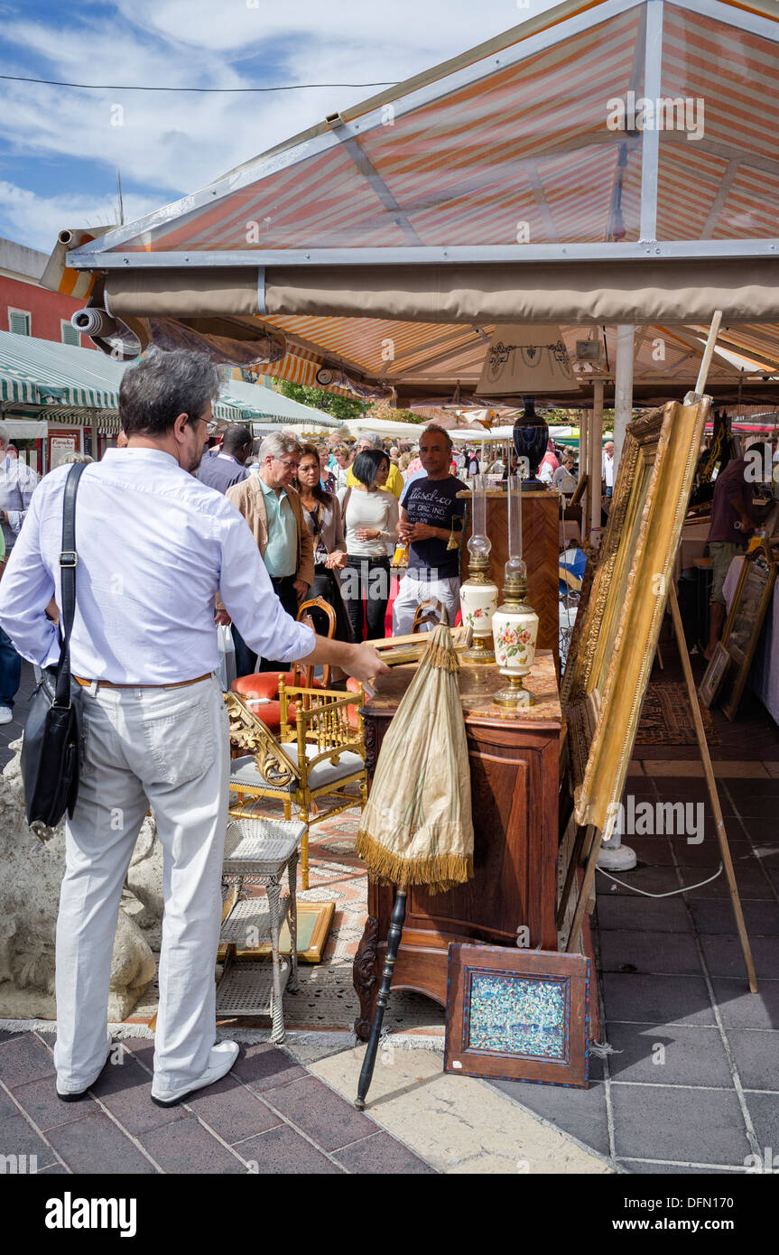 Vieille ville de Nice le marché d'antiquités dans le Cours Saleya Banque D'Images