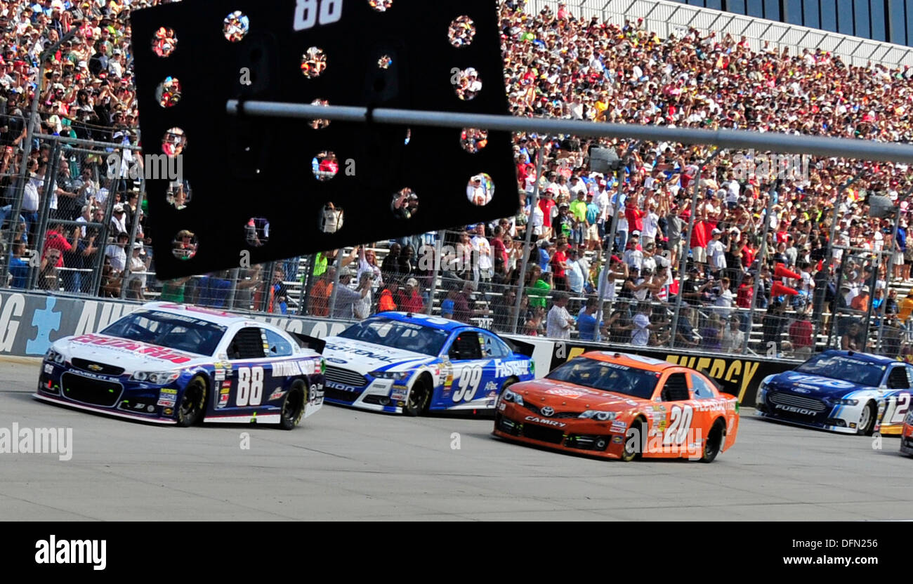 Dale Earnhardt Jr, pilote de la Garde nationale no 88 Chevy, conduit les pilotes à l'avant et au début de l'AAA 400 29 septembre, 2013, au circuit automobile international de Dover à Dover, Delaware Earnhardt a commencé la course depuis la pole et a terminé en se Banque D'Images