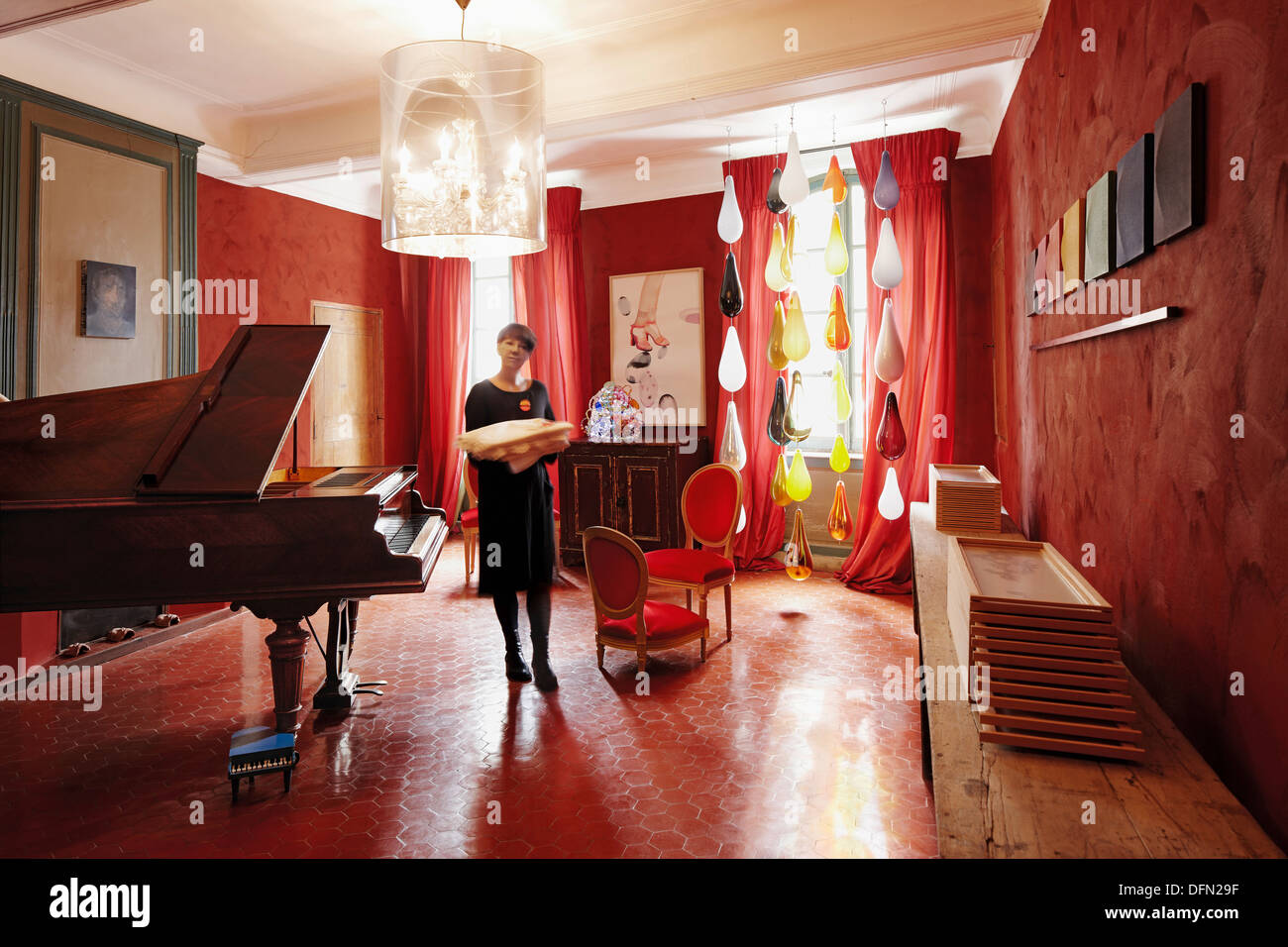 Salle de musique avec piano d'écrivain André Gide de 1900, B et B, Chambre Avec Vue Luberon, France Banque D'Images