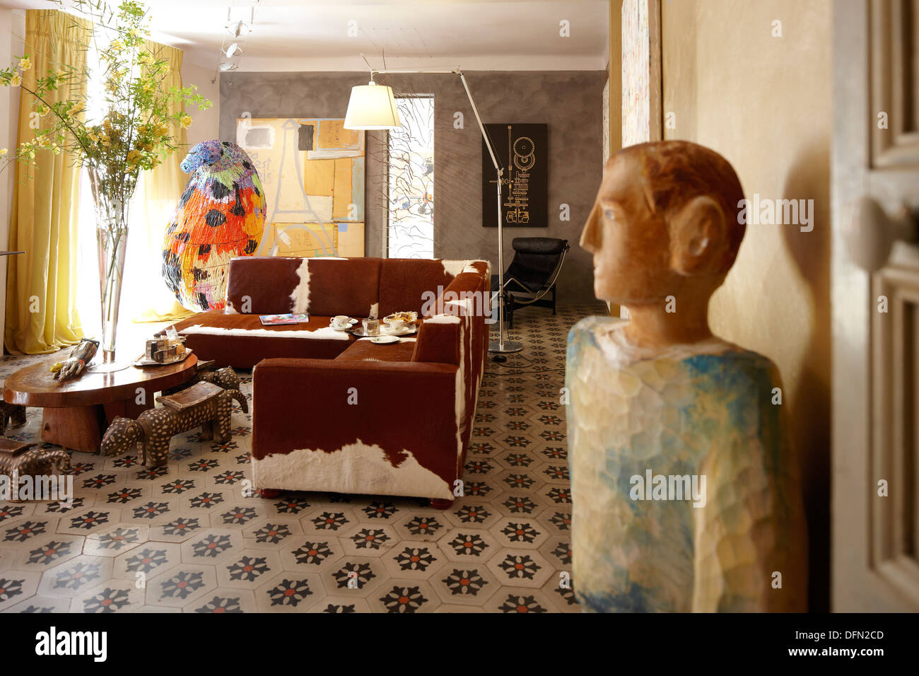 Salle de séjour avec des oeuvres d'art, B et B, Chambre Avec Vue Luberon, France Banque D'Images
