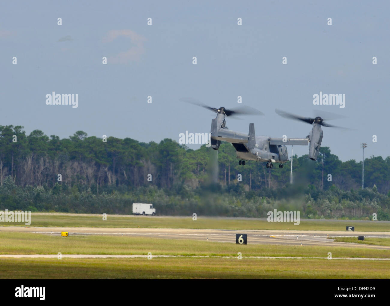 L'US Air Force UN CV-22 Osprey quitte Champ Hurlbut, en Floride, le 3 octobre 2013. L'aéronef est de partir dans le cadre de la préparation de Banque D'Images