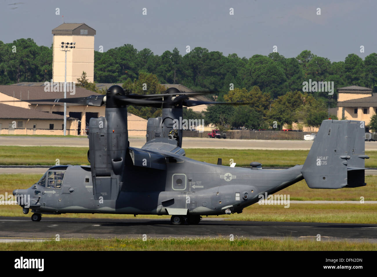 L'US Air Force UN CV-22 Osprey circule sur l'aire à Hurlburt Field, en Floride, le 3 octobre 2013. L'aéronef est au départ en préparation de l'arrivée possible de développer la tempête tropicale Karen. Banque D'Images