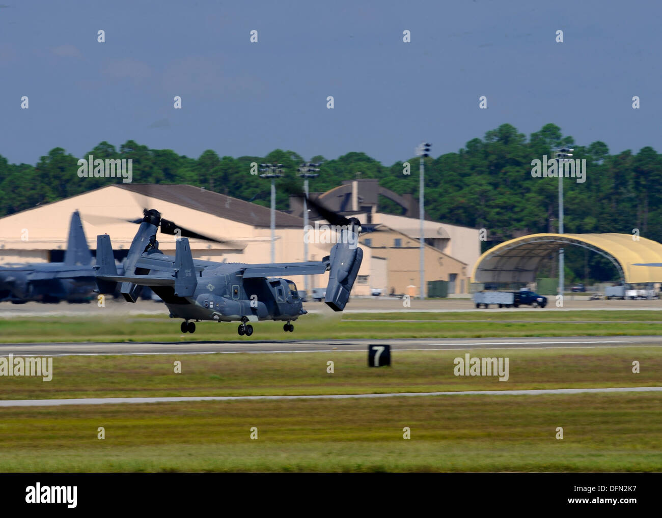 L'US Air Force UN CV-22 Osprey quitte Champ Hurlbut, en Floride, le 3 octobre 2013. L'aéronef est de partir dans le cadre de la préparation de l'arrivée possible de la tempête tropicale Karen Banque D'Images