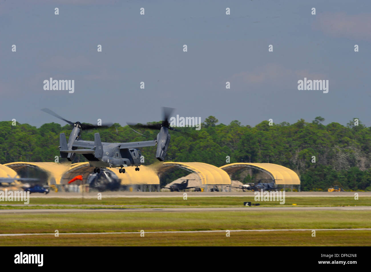 L'US Air Force UN CV-22 Osprey quitte Champ Hurlbut, en Floride, le 3 octobre 2013. L'aéronef est déménagé en préparation de la Banque D'Images