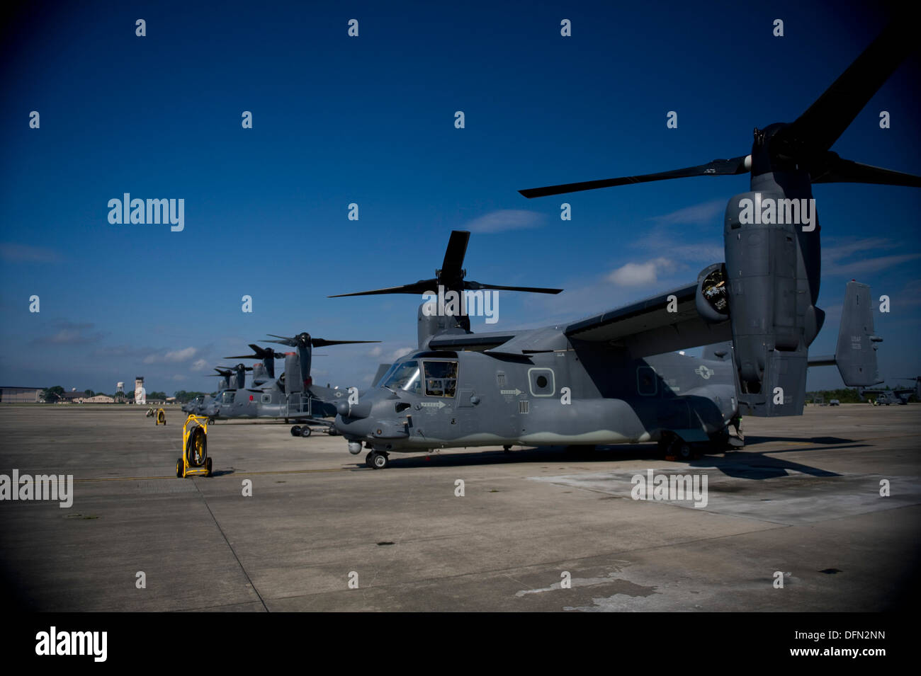 U.S. Air Force CV-22 Ospreys attendre pour écarter la piste à Hurlburt Field, en Floride, le 3 octobre 2013. L'avion a décollé en préparation de l'arrivée possible de la tempête tropicale Karen. Banque D'Images