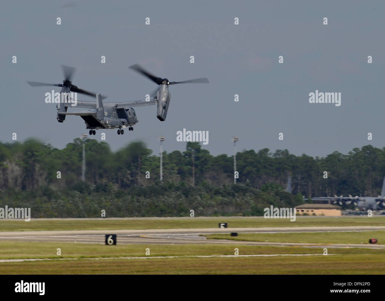 L'US Air Force UN CV-22 Osprey quitte Hurlbut domaine, en Floride le 3 octobre 2013. L'aéronef est de partir dans le cadre de la préparation de l'arrivée possible de la tempête tropicale Karen. Banque D'Images