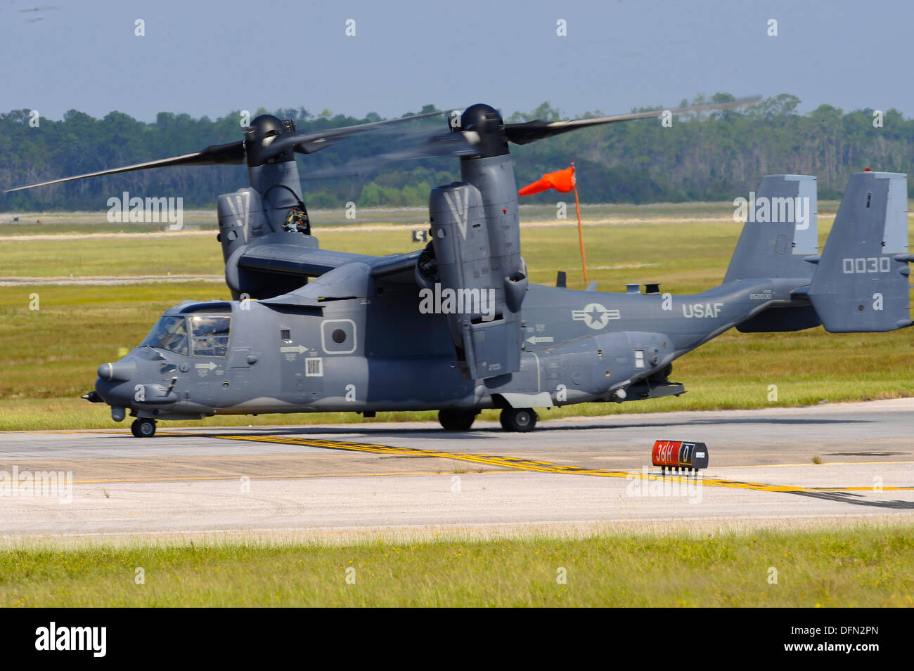 U.S. Air Force CV-22 Osprey circule sur l'aire à Hurlburt Field, en Floride, le 3 octobre 2013. L'aéronef est au départ en préparation de l'arrivée possible de développer la tempête tropicale Karen. Banque D'Images