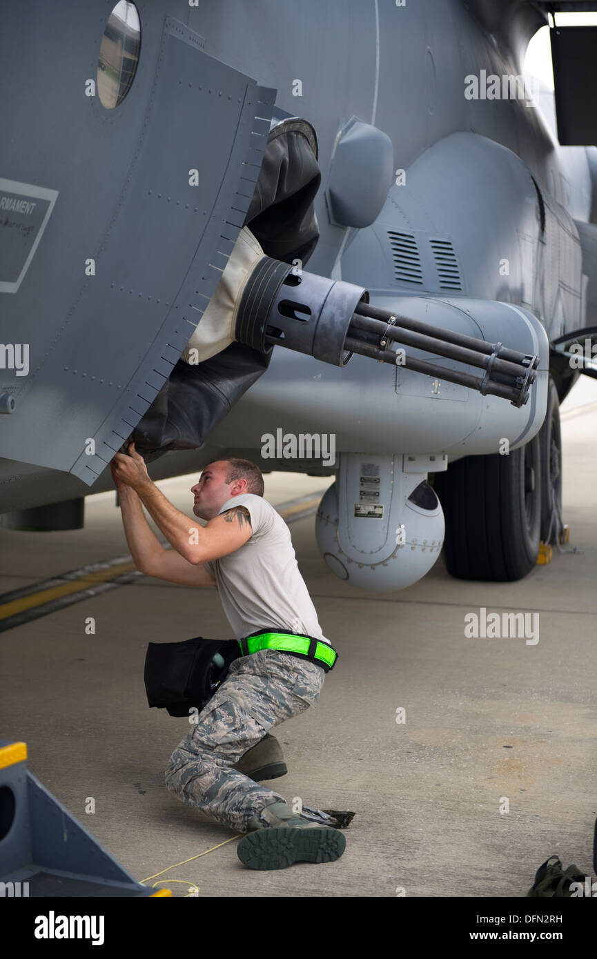Le sergent de l'US Air Force. Johnathan Pierce, l'équipe de chargement d'armes, des techniciens pour le 1er Escadron de maintenance des équipements d'opérations spéciales, prépare un 25mm mitrailleuse Gatling pour avions départ le Hurlburt Field, en Floride, le 3 octobre 2013. Hurlburt avions sont relocatin Banque D'Images
