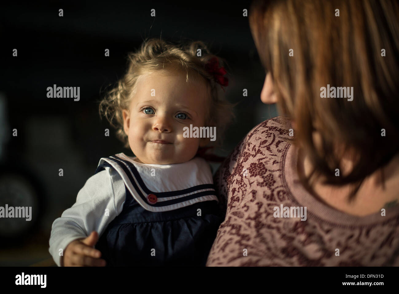 One-year-old Madison Paige et sa mère, Gina, attendez que le s.. Josh Paige, 366e Escadron de maintenance avionique Banque D'Images