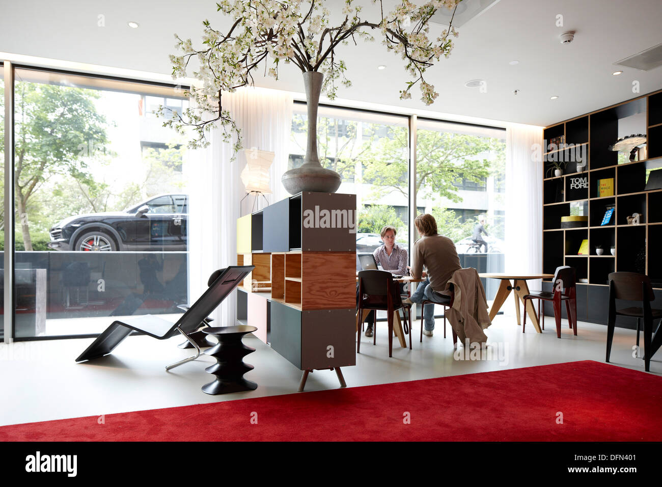 Les clients dans le hall avec des meubles design, citoyen M Hotel, Amsterdam, Pays-Bas Banque D'Images
