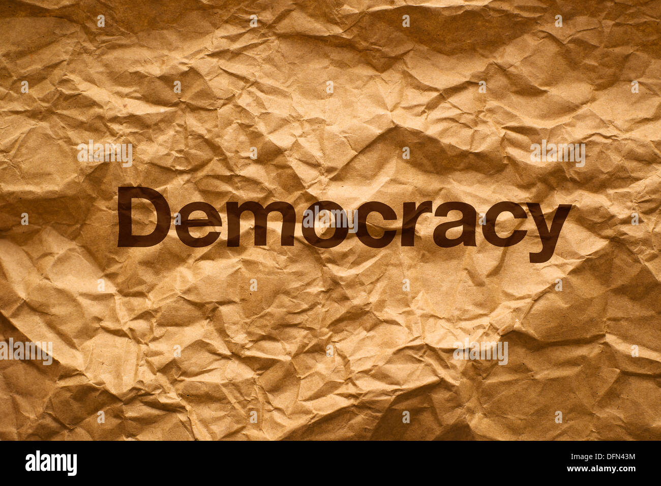La démocratie sur la texture du papier froissé Banque D'Images