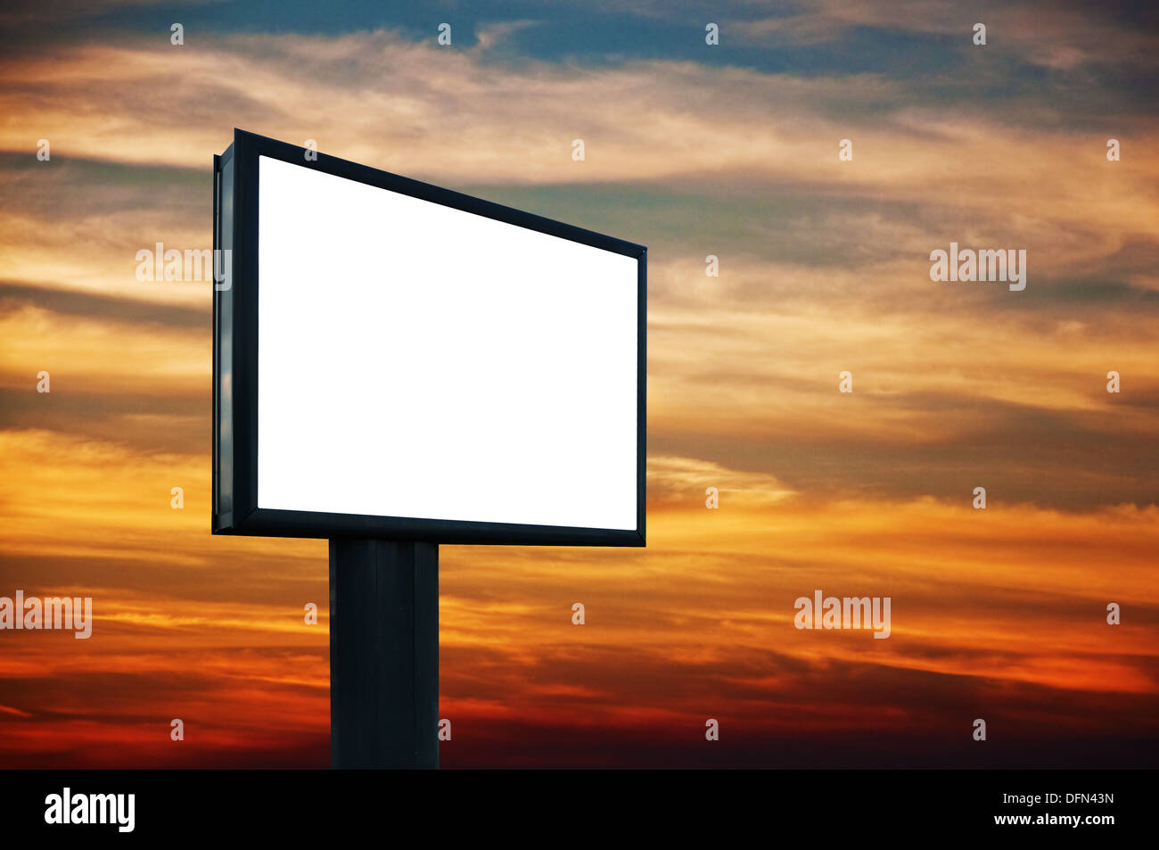 Blank billboard dans le coucher du soleil, concept de la publicité de plein air. Banque D'Images