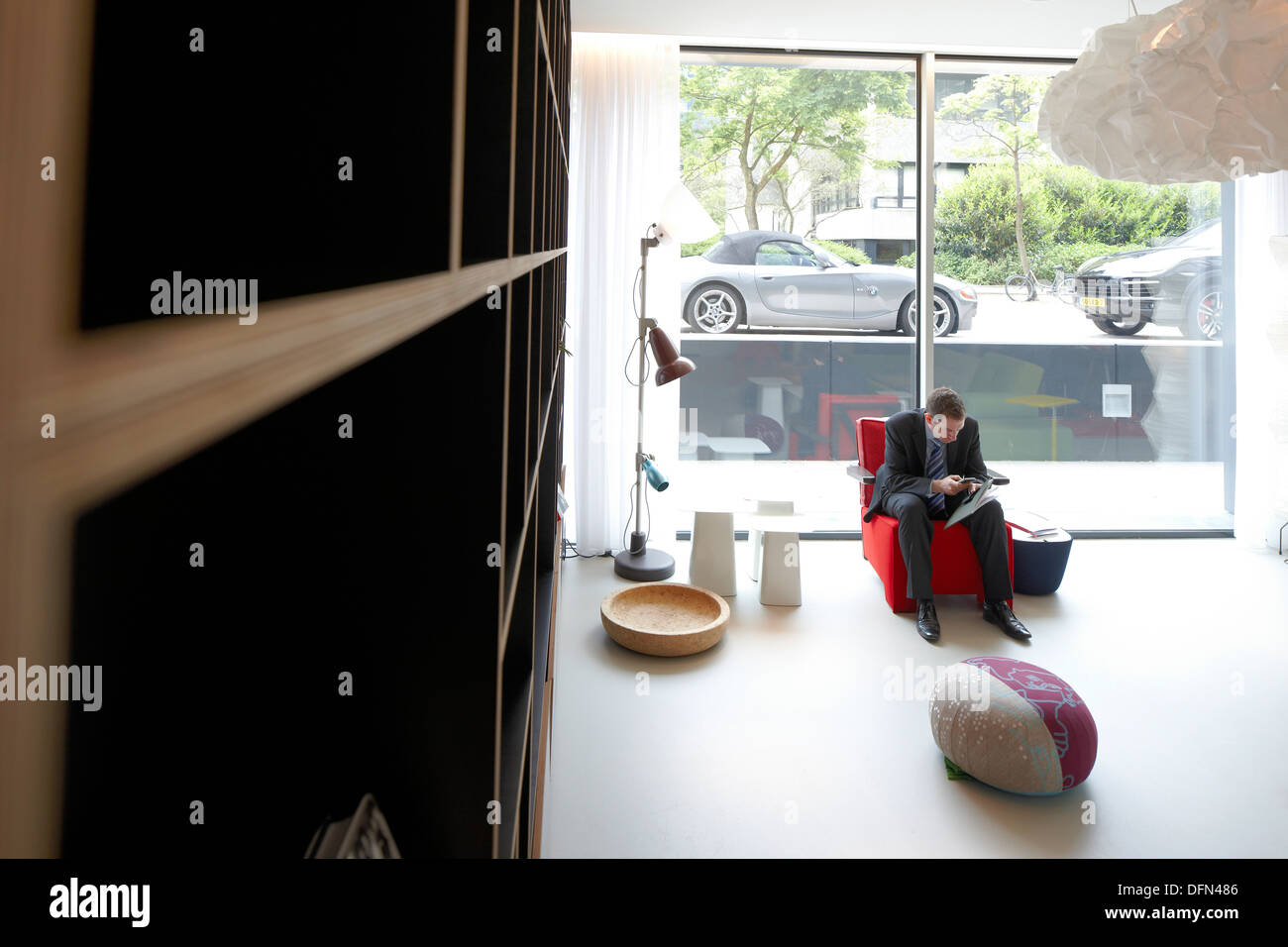 Invité dans le hall avec des meubles design, citoyen M Hotel, Amsterdam, Pays-Bas Banque D'Images