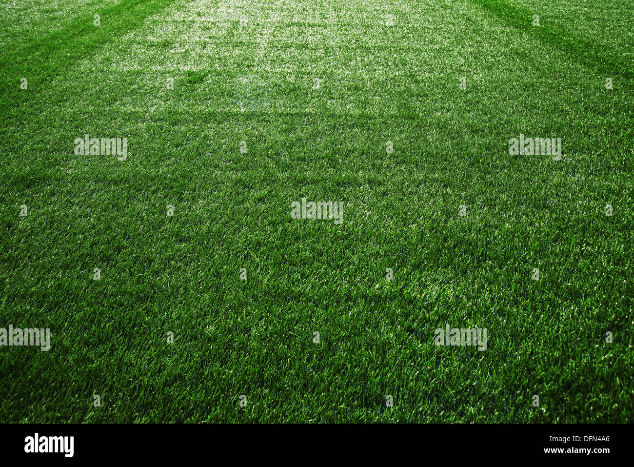 Gazon artificiel au terrain de soccer, l'herbe en plastique vert comme arrière-plan. Banque D'Images