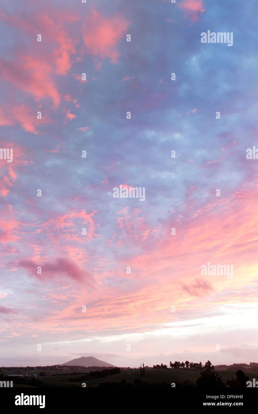Au coucher du soleil spectaculaire paysage ciel au-dessus de Banque D'Images