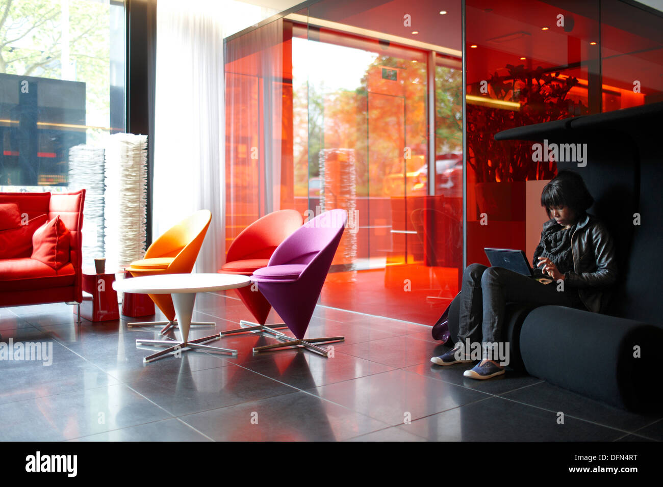 Invité dans le hall avec des meubles design, citoyen M Hotel, Amsterdam, Pays-Bas Banque D'Images