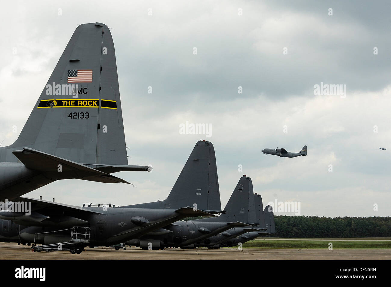 MC-130 partager la piste avec l'équipe d'aéronefs de Little Rock, le 4 octobre 2013, à Little Rock Air Force Base, environ 15 Ark. Banque D'Images