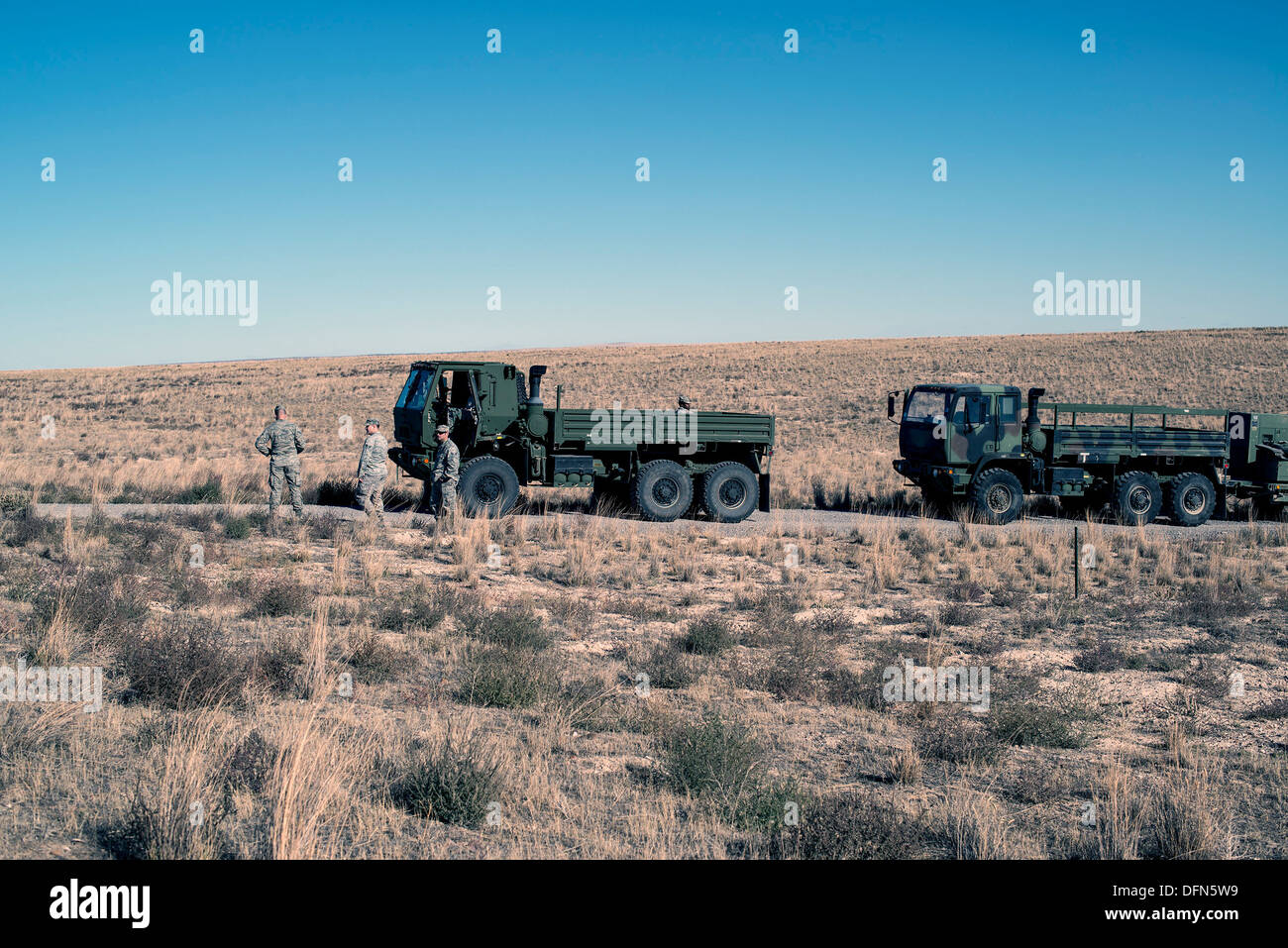 Air Control Squadron aviateurs de Mountain Home Air Force Base, Texas, prendre une petite pause au cours d'un arrêt de l'Idaho de convoi d'environ 75 kilomètres de désert Octobre 4, 2013 de base. La 726ème convoi ACS a servi de formation d'un "ennemi" de la Marine américaine pour AV8-B Harrier Banque D'Images