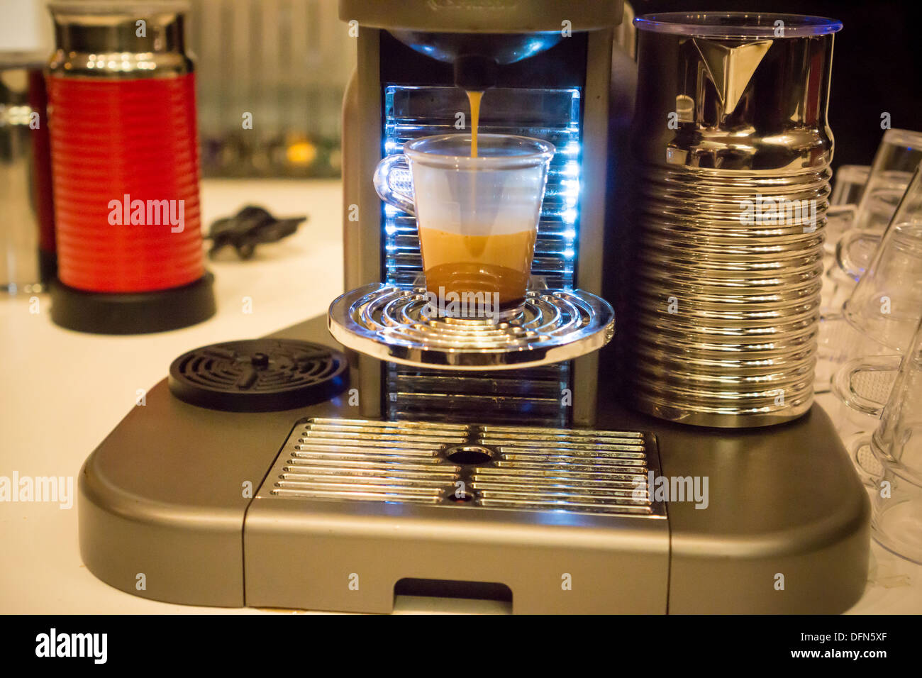 Une marque Nespresso café single shot verse un espresso à un événement promotionnel à New York Banque D'Images