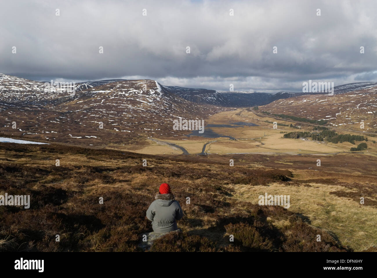 Femme hillwalker admirant la vue sur le Col de Drumochter des pentes du corbett Meall na Leitreach. Banque D'Images